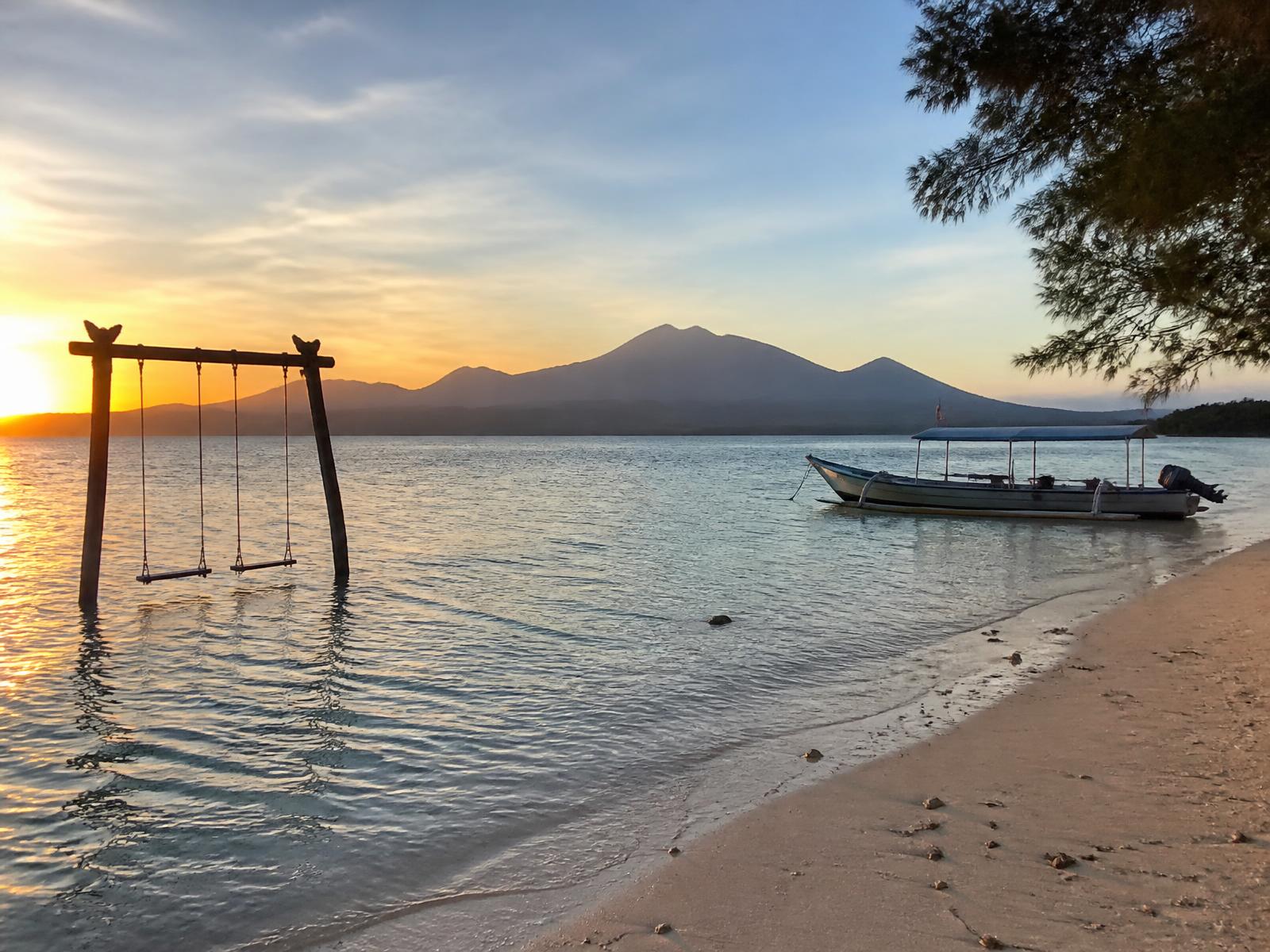 Indonesia — Lombok and the car-free Gili Islands — reefs, Sasak villages and Rinjani waterfalls. (Southeast Asia) travel guide by Alpin Stays